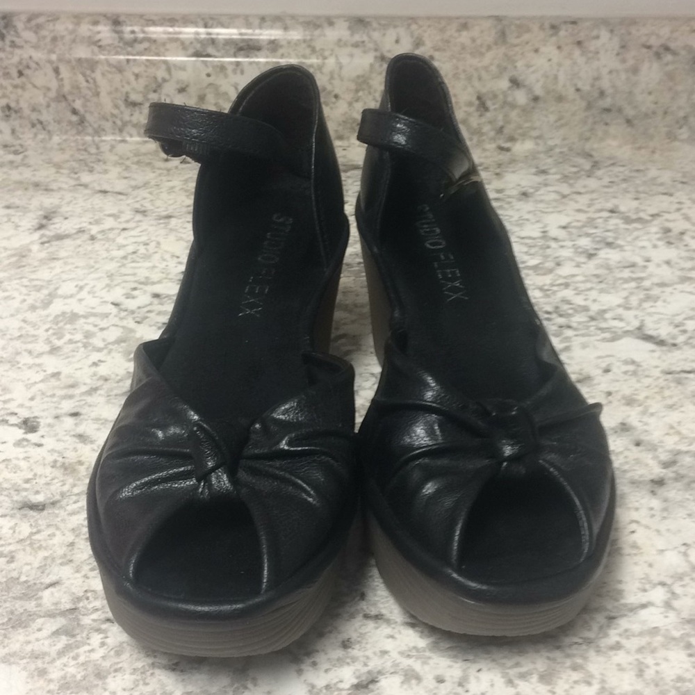 Size 8M Studio Flex Open Toe PlatForm Wedge Shoes.